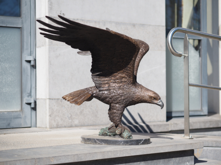 Figurine bronz - Statuie bronz, Vultur pe trunchi de copac