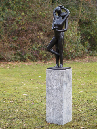 Statui - Statuie cuplu modern care se pupa, Bronz, 98 X 28 X 28 cm