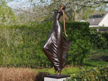 Statui - Statuie doamna in fusta larga, Bronz,160 X 35 X 65 cm
