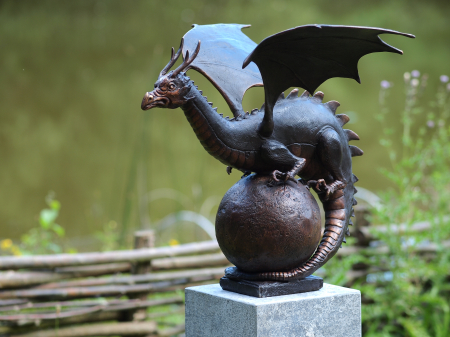 Statui - Statuie dragon pe o minge, Bronz, 55 X 50 X 55 cm