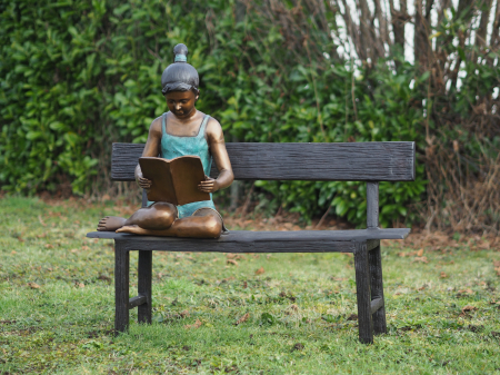 Statui - Statuie fată care citește pe canapea, Bronz, 105 X 35 X 112 cm