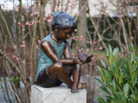 Statui - Statuie fata cu o pasare, Bronz, 50 X 27 X 45 cm