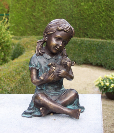 Figurine bronz - Statuie fata cu un ursulet in brate ,Bronz, 14 x 9 x 10 cm