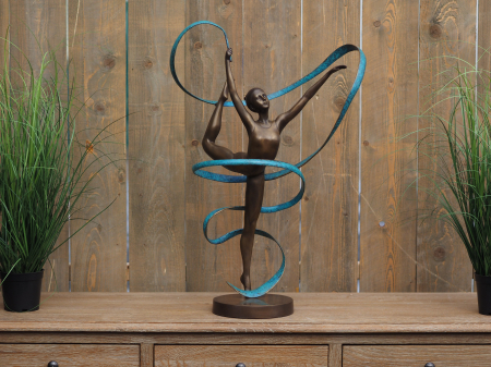 Figurine bronz - Statuie gimnasta cu o banglica in mana, Bronz, 89 x 27 x 47 cm