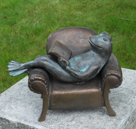 Figurine bronz - Statuie mica broasca, care citeste pe canapea, Bronz, 13 x 11 x 18 cm