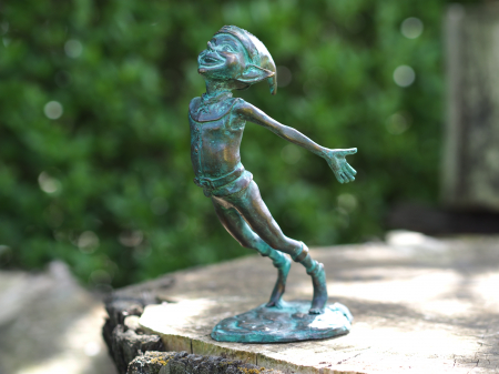 Figurine bronz - Statuie pixie care sta cu mainile la spate, Bronz, 20 x 11 x 7 cm