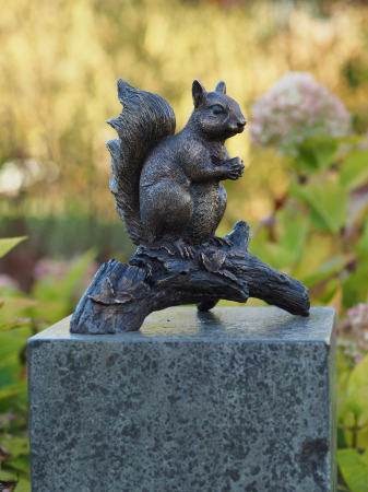 Figurine bronz - Statuie veverita care sta pe o creanga, Bronz, 22 x 13 x 24 cm