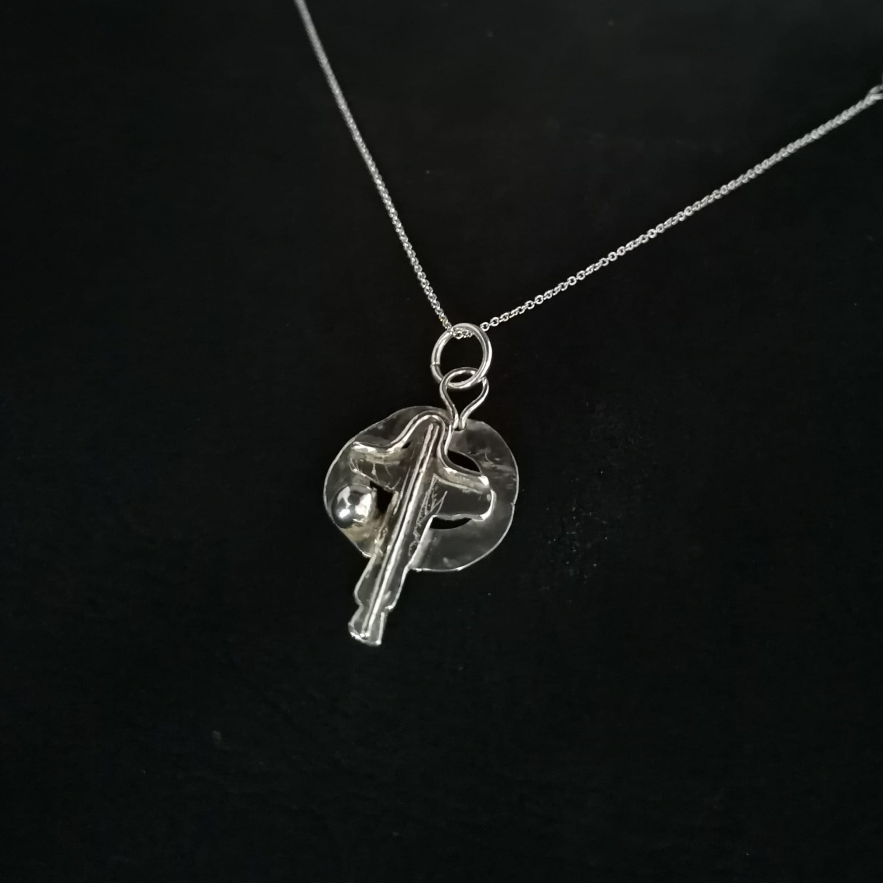 Pandantiv c u cruciulita stilizata 1.jpg [2]