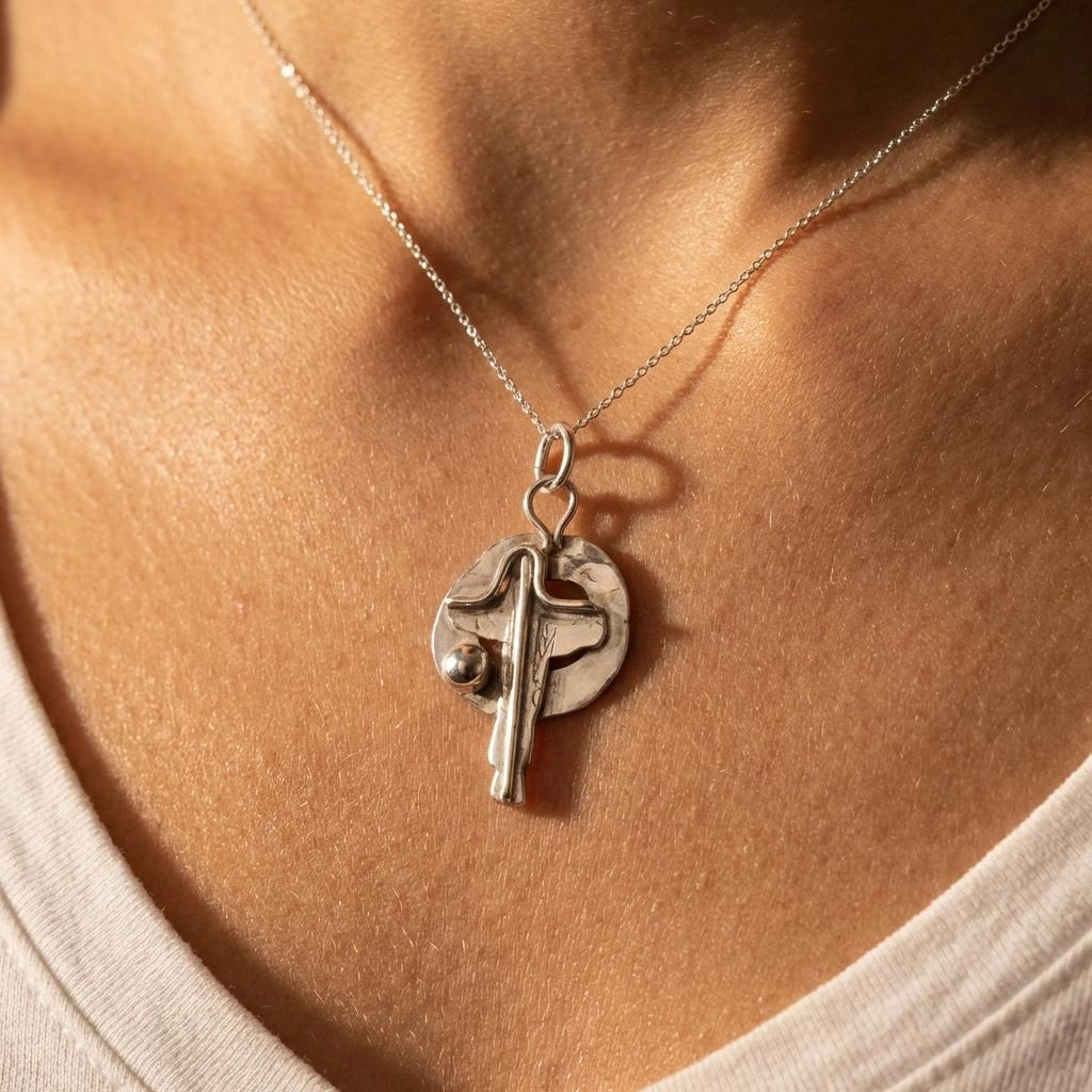 Pandantiv c u cruciulita stilizata 1.jpg [4]