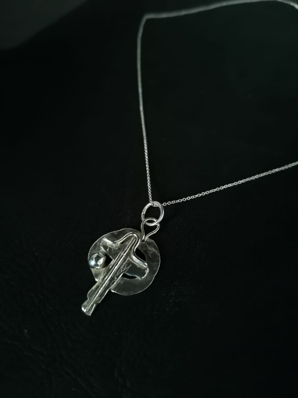 Pandantiv c u cruciulita stilizata 1.jpg [3]