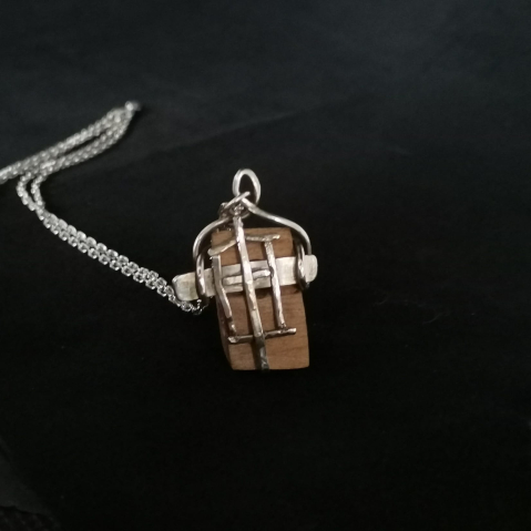 Pandantiv căsuța din lemn si argint