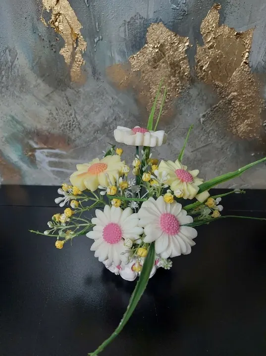 Aranjament pentru Paste –margarete din ceara naturala parfumata cu miros de iasomie si vaza decorativa din ceramica cu iepurasi lucrate manual [3]