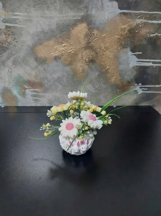 Aranjament pentru Paste –margarete din ceara naturala parfumata cu miros de iasomie si vaza decorativa din ceramica cu iepurasi lucrate manual [2]