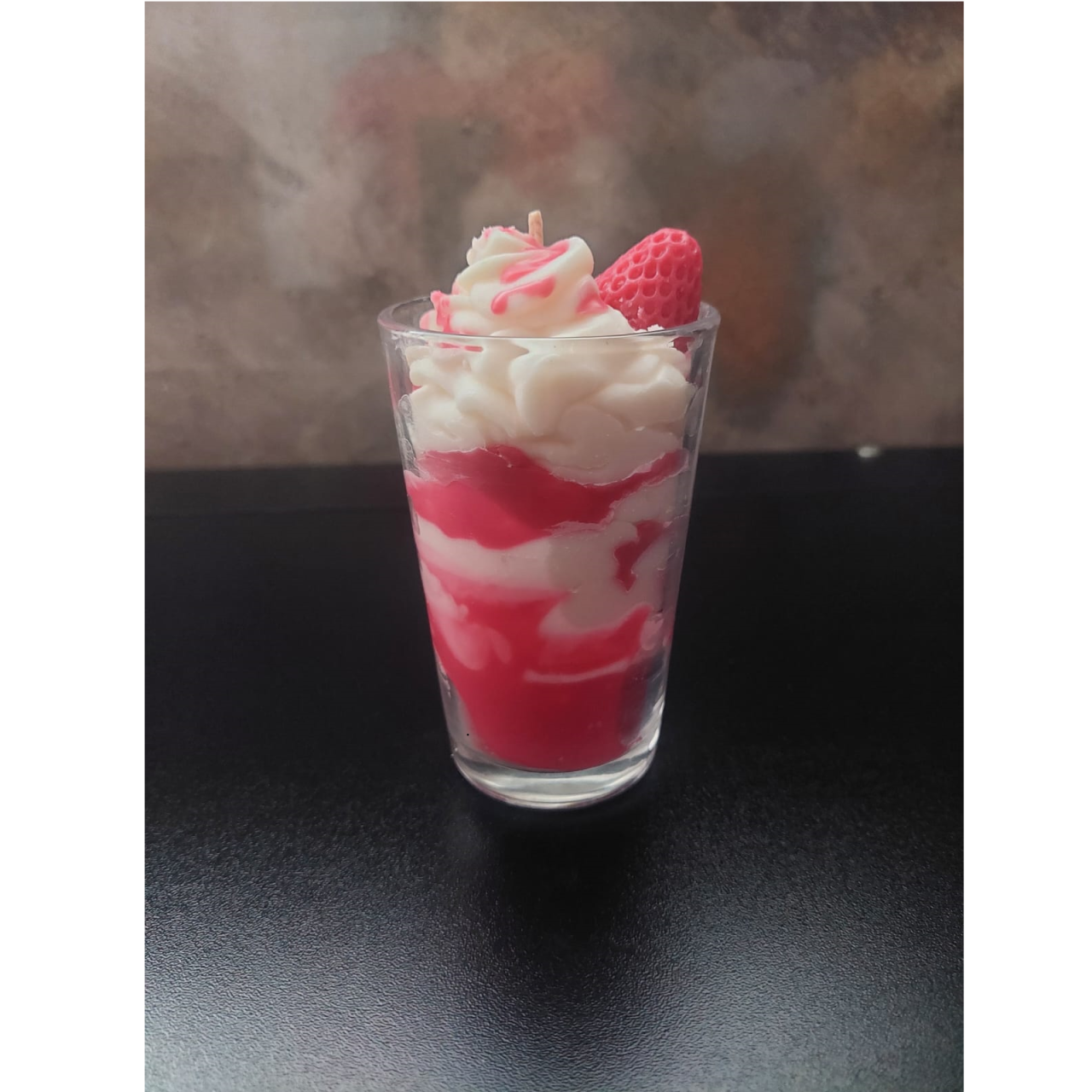 Lumânare Parfumată Milkshake Strawberry – Răsfăț Dulce în Pahar [3]