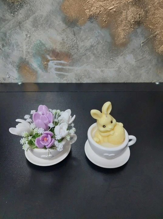 Set cadou Paste ,, Ingemanare”-2 cescute decorative din ceramica lucrate manual,una cu ghiocei din sapun cu miros de liliac si cealalta cu un iepuras din ceara parfumata naturala de soia cu miros de ciocolata [3]