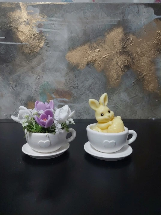 Set cadou Paste ,, Ingemanare”-2 cescute decorative din ceramica lucrate manual,una cu ghiocei din sapun cu miros de liliac si cealalta cu un iepuras din ceara parfumata naturala de soia cu miros de ciocolata [2]