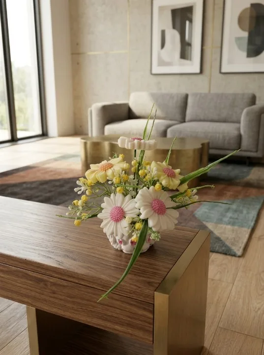 Colectia ,, Cadouri pentru Paste" - Aranjament pentru Paste –margarete din ceara naturala parfumata cu miros de iasomie si vaza decorativa din ceramica cu iepurasi lucrate manual