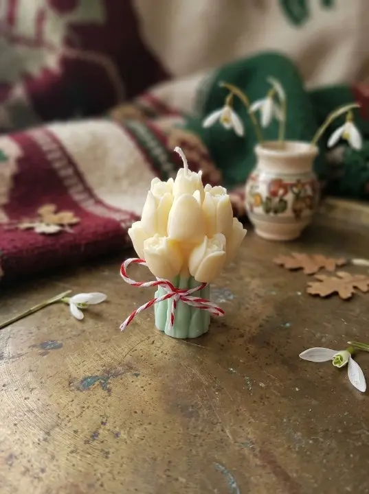 Produse handmade din CEARA - Lumanare parfumata in forma unui buchet de lalele, ceara naturala din soia, fitil de bumbac, Handmade
