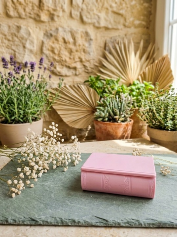 Produse handmade din CEARA - Carte din ceramica cu ceara partfumata si fitil din lemn