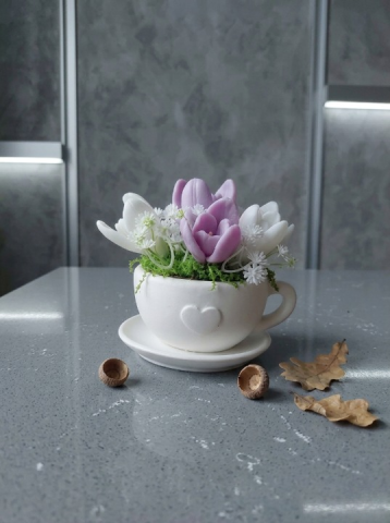 Colectia ,, Cadouri pentru Paste" - Cescuta decorativa din ceramica cu ghiocei din sapun cu miros de liliac