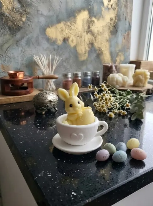 Colectia ,, Cadouri pentru Paste" - Cescuta decorativa din ceramica cu iepuras  din ceara naturala cu miros de ciocolata