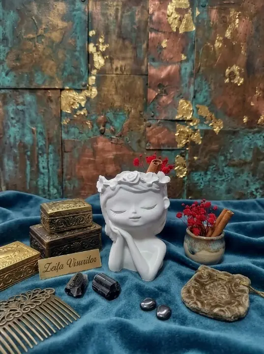 Produse handmade din CEARA - Fetita din ceramica cu ceara naturala din soia parfumata, lucrate manual