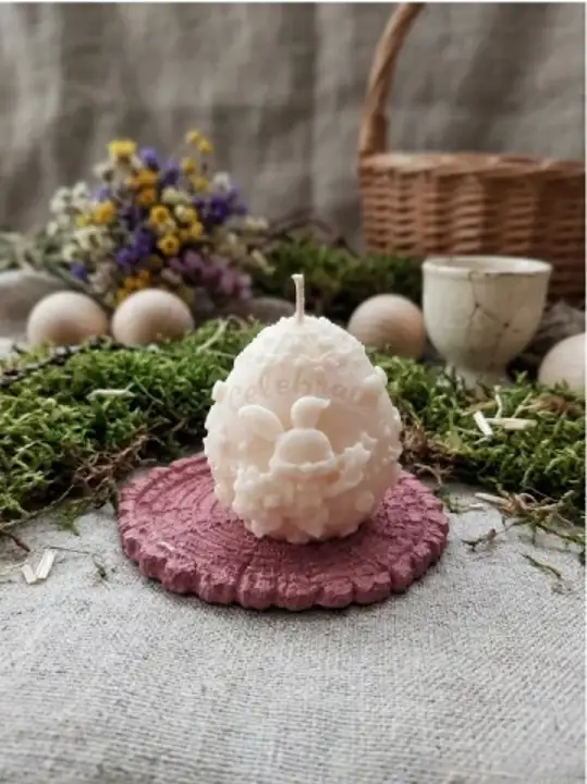 Colectia ,, Cadouri pentru Paste" - Lumanare ,,Celebrate”-ou cu relief iepuras cu aroma de afine si piersica