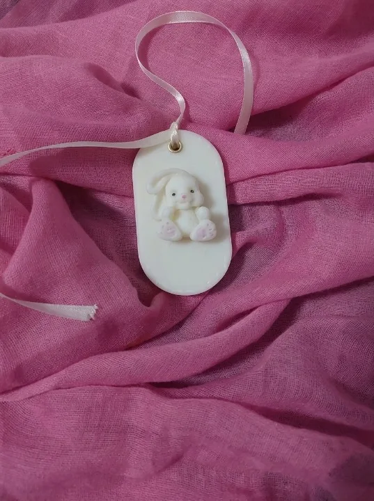 Colectia ,, Cadouri pentru Paste" - Odorizant din ceară naturala de soia ,cu fitil de bumbac– Model Iepuraș & Zambile 