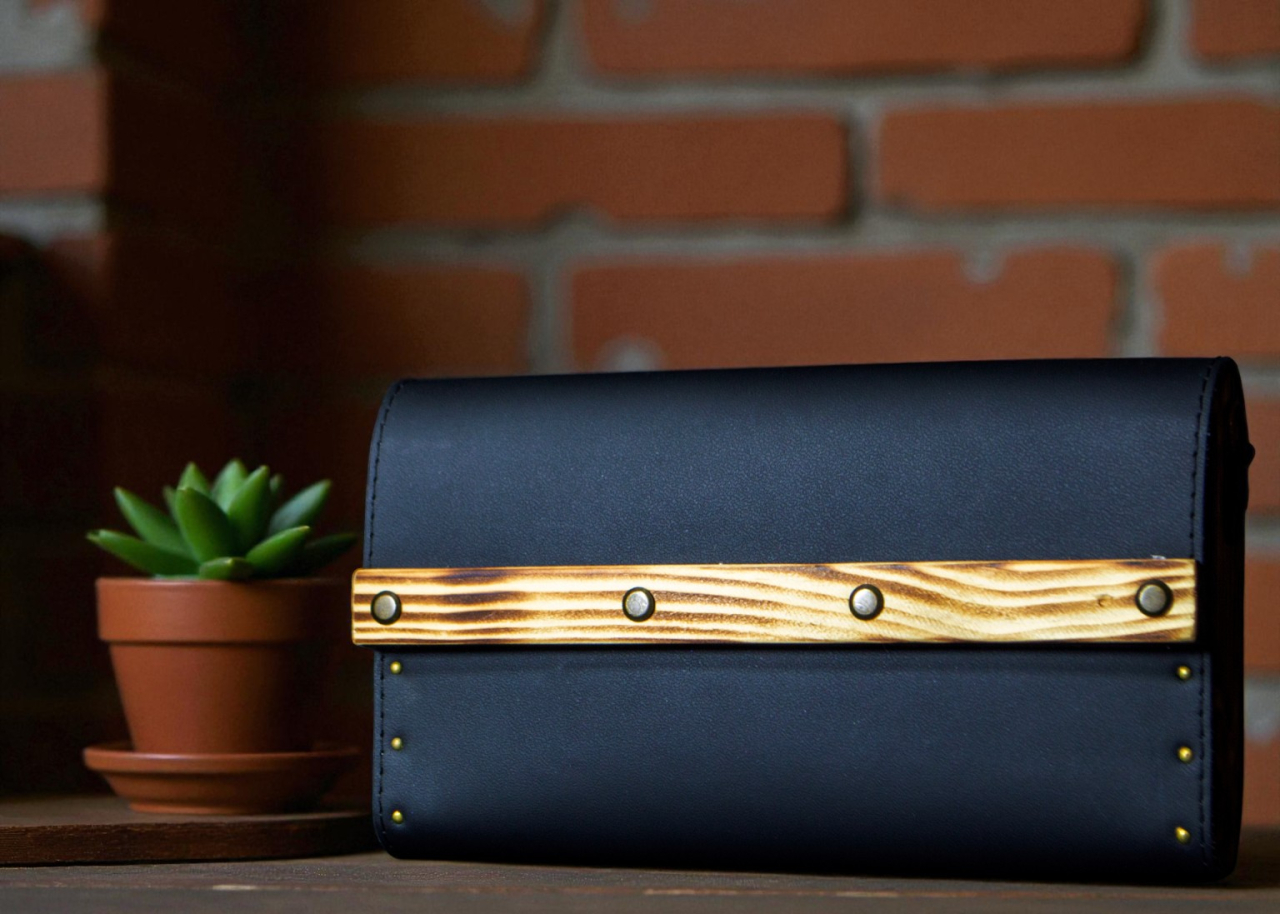 Geantă crossbody din piele cu lemn „Black Mini” – elegantă, compactă şi artizanală [2]