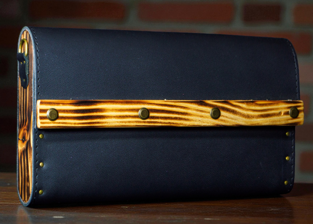 Geantă crossbody din piele cu lemn „Black Mini” – elegantă, compactă şi artizanală [1]