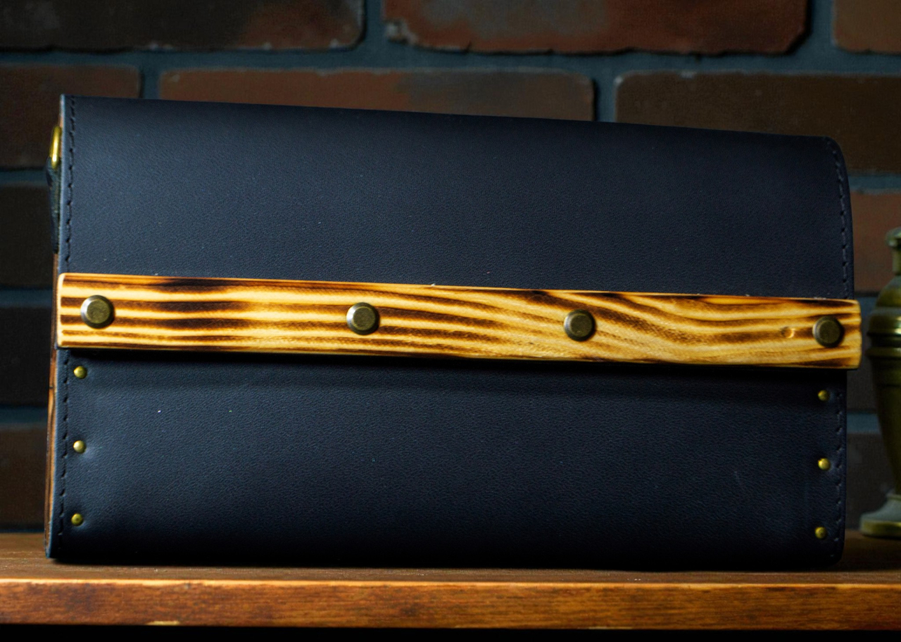 Geantă crossbody din piele cu lemn „Black Mini” – elegantă, compactă şi artizanală [3]