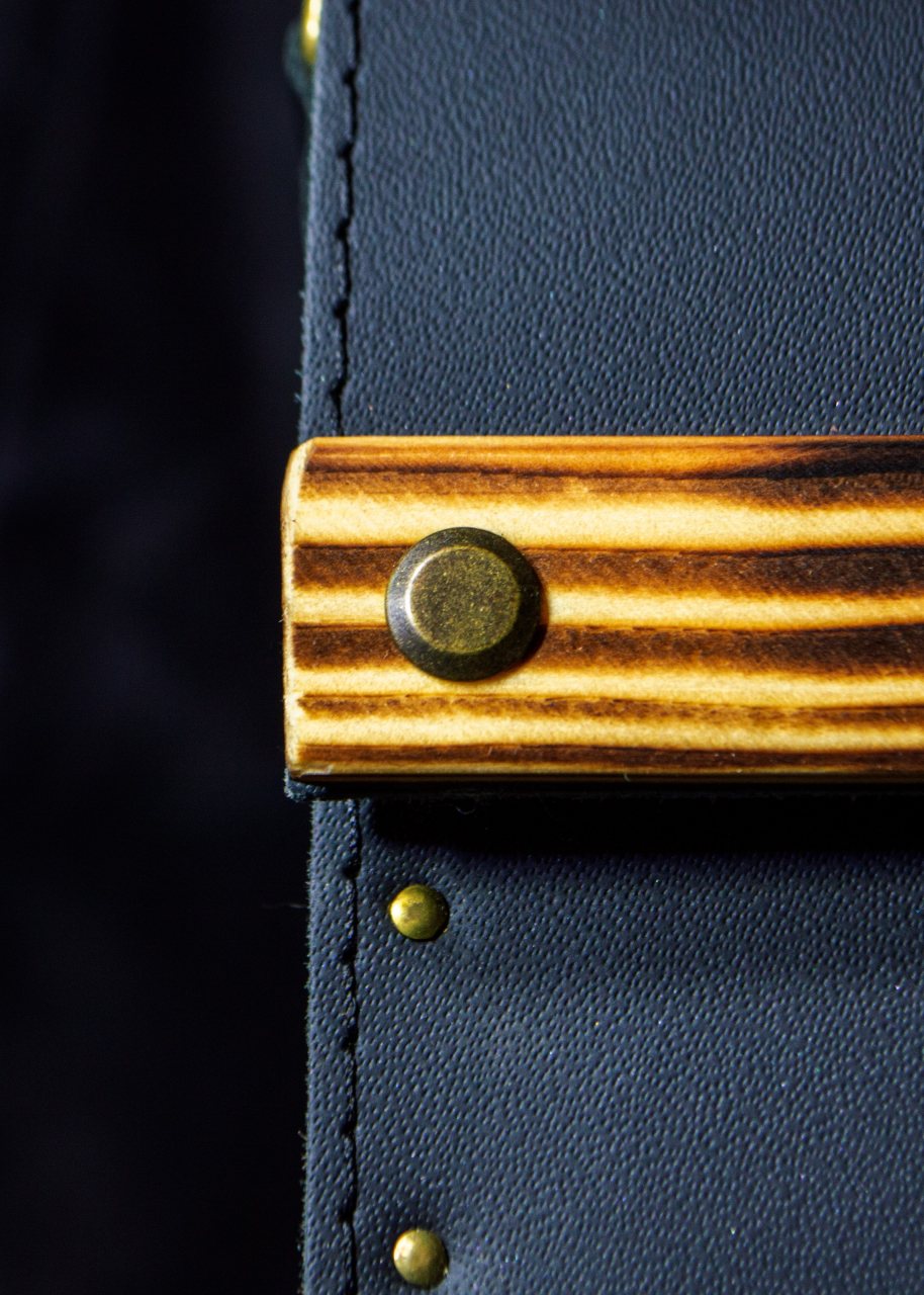 Geantă crossbody din piele cu lemn „Black Mini” – elegantă, compactă şi artizanală [6]