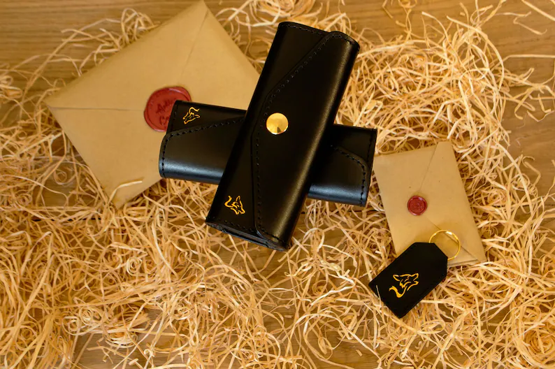 Husă din piele naturală pentru carduri SD – protecție compactă și stil artizanal – Artiss Corium [1]