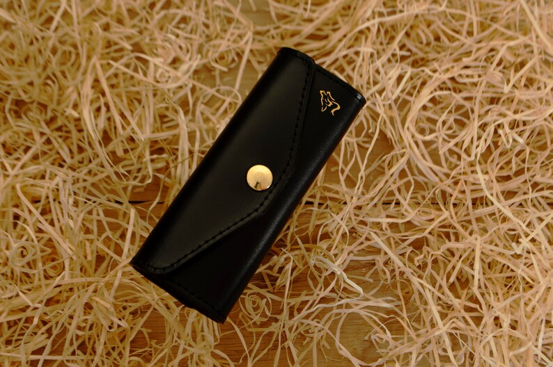 Husă din piele naturală pentru carduri SD – protecție compactă și stil artizanal – Artiss Corium [6]