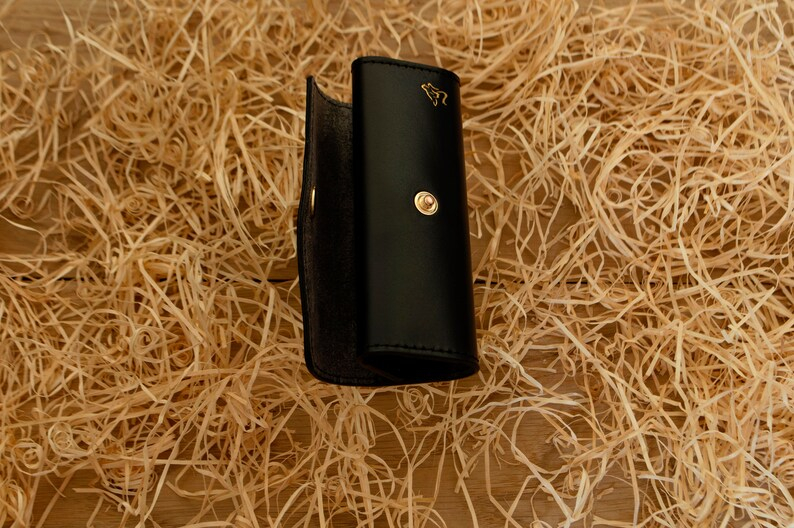 Husă din piele naturală pentru carduri SD – protecție compactă și stil artizanal – Artiss Corium [5]