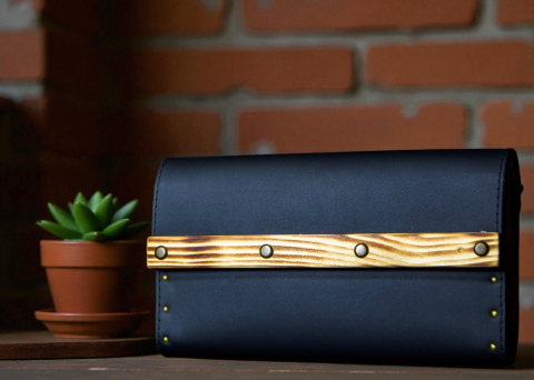 Geantă crossbody din piele cu lemn „Black Mini” – elegantă, compactă şi artizanală [1]