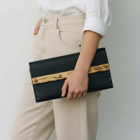 Geantă crossbody din piele cu lemn „Black Mini” – elegantă, compactă şi artizanală [4]