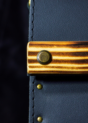 Geantă crossbody din piele cu lemn „Black Mini” – elegantă, compactă şi artizanală [5]