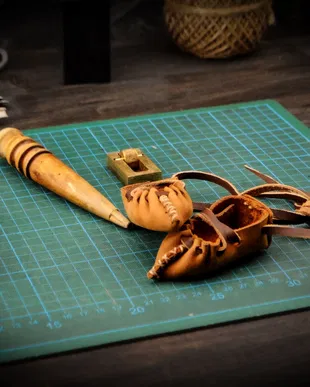 Alte accesorii - Breloc tip opincuta in miniatura