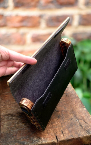 Geantă crossbody din piele cu lemn „Black Mini” – elegantă, compactă şi artizanală [7]