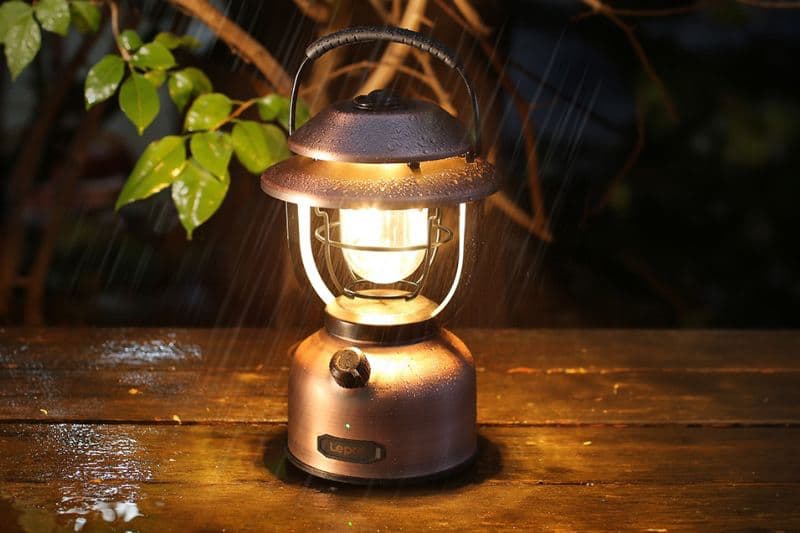 lampă pentru camping în familie cu copii
