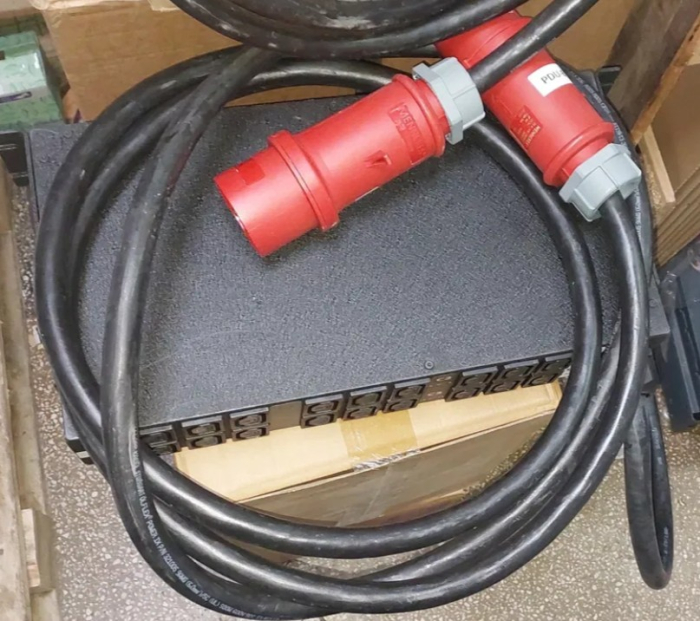 PDU( Power Distribution Unit) Rack 2U 32A 18 x C13 240/415VAC Geist [2]