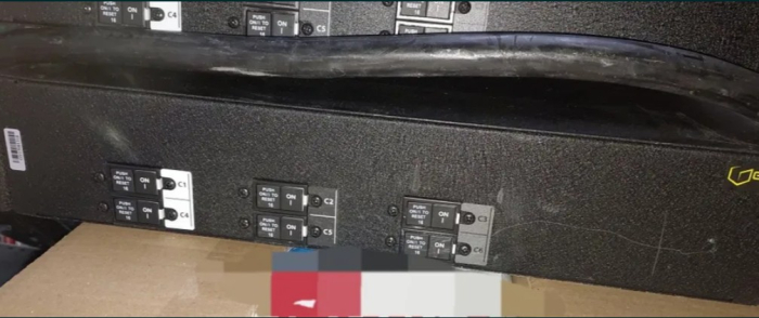 PDU( Power Distribution Unit) Rack 2U 32A 18 x C13 240/415VAC Geist [6]