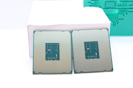 2 x Procesor Intel Xeon E5-2650 V3 10 Cores/ 20 Threads 2.3/3.0Ghz [1]