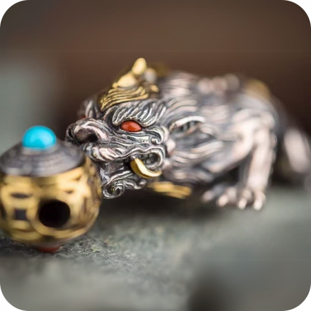 PANDANTIVE FENG SHUI - Pandantiv Pi Xiu cu Turcoaz si Coral din Argint 925 si accente din Bronz - Aduna Noroc si Comori