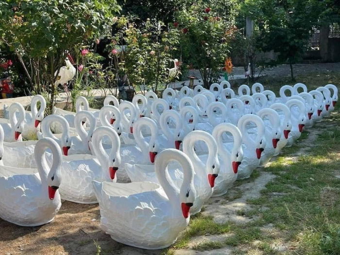 Lebada Decorativa Tip Ghiveci [2]