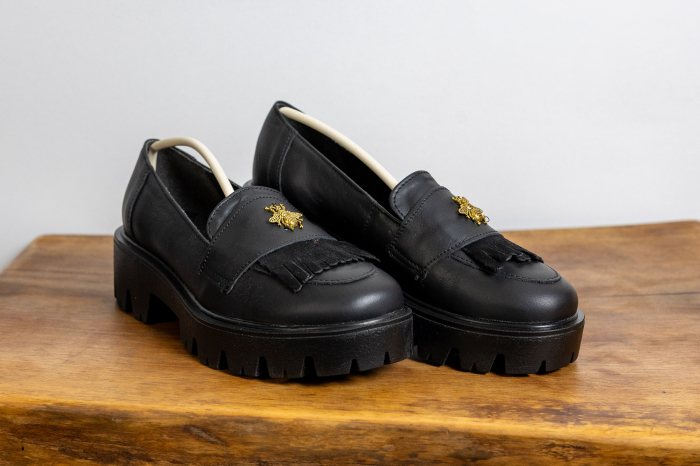 Loafer Black Bee – Piele Naturală cu Franjuri și Broșă Aurie [2]