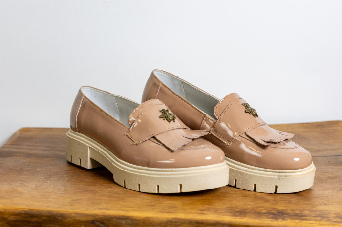 Loafer Nude Bee – Piele Lac cu Franjuri și Broșă Aurie [2]