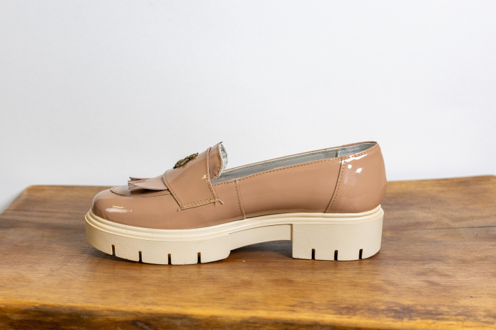Loafer Nude Bee – Piele Lac cu Franjuri și Broșă Aurie [3]