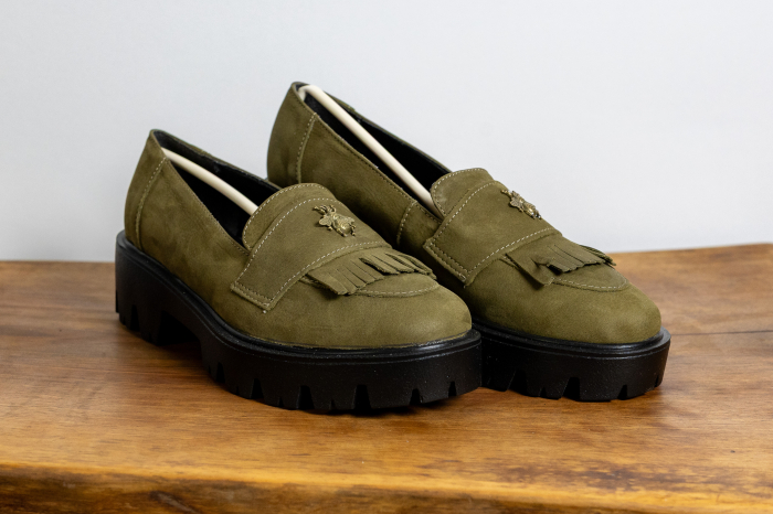 Loafer Olive Bee – Piele Naturală cu Franjuri și Broșă Aurie [2]
